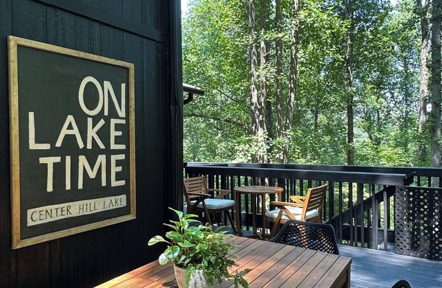 Charming Treehouse cabin with WiFi, Hot tub, Firepit in marvelous Smithville