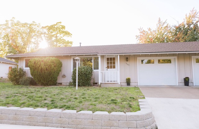 Charming Two!! Centrally located townhome in East Medford