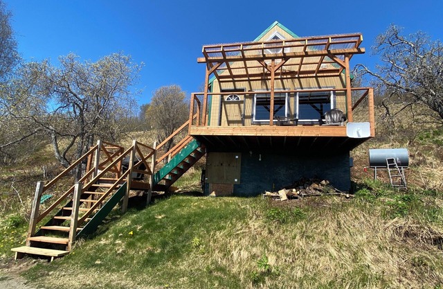 Charming Up the Hill Cabin with spectacular views