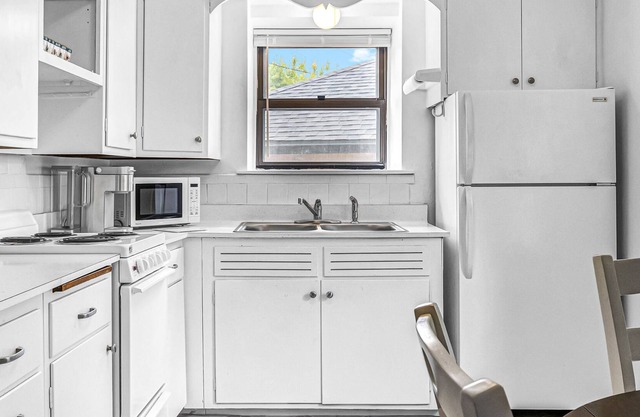 Charming/Updated 1BR Apt/Walk to All/Festivals