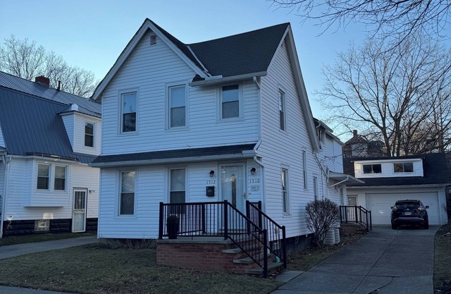 Charming Updated 2-bedroom Lakewood Oasis