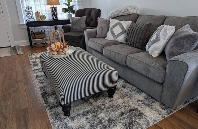 Charming & Updated Cozy/Clean 2 bed house! Luxury beds & covered back patio!