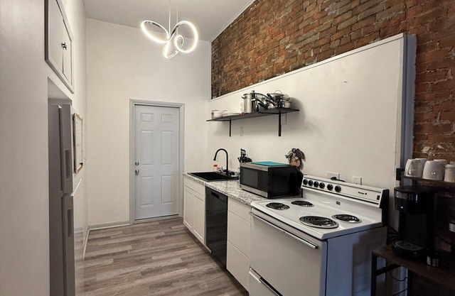 Charming upper apartment in downtown Elmore with WiFi, AC, & Work space
