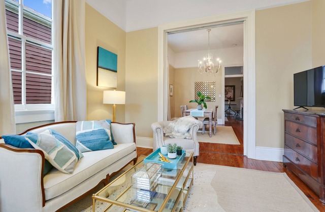 Charming Uptown 2 Bed/2 Bath Steps to St. Charles Streetcar!