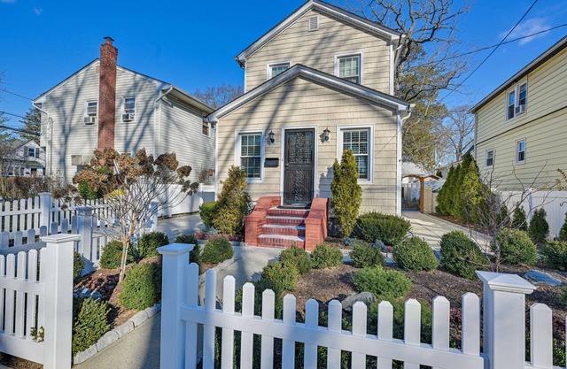 Charming Valley Stream Home: 24 Mi to Central Park