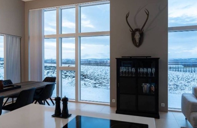 Charming Villa with Hot Tub, Sauna & Stunning Views fr families in South Iceland