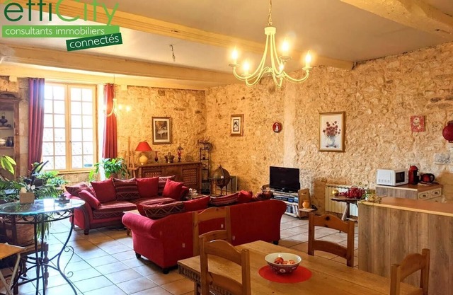 Charming Villa Overllooking Plaza in Monpazier
