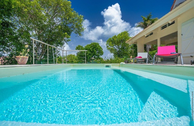 Charming villa, pool and garden, on the beach road