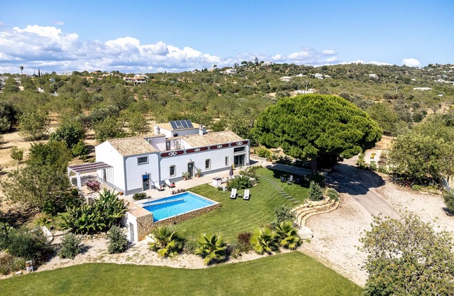 Charming "Villa Rodrigues" with Air Conditioning, Wi-Fi, Pool & Garden