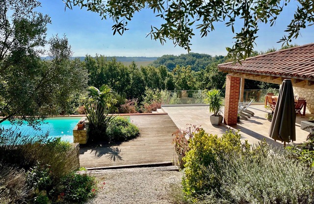 Charming villa, swimming pool, superb view of the Pyrenees and the Gers countryside