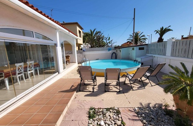 Charming villa with swimming pool, very well equipped and 900m from the beach