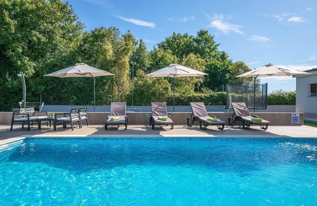 Charming villa with private pool, sundbeds
