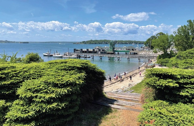 Charming waterfront 2-bedroom apartment on Peaks Island with WiFi, AC