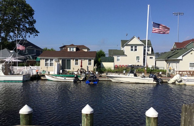 Charming Waterfront Cottage: Great summer rental as well as year round!