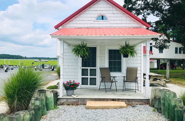 Charming waterfront cottage- marina access and short drive to Bethany Beach