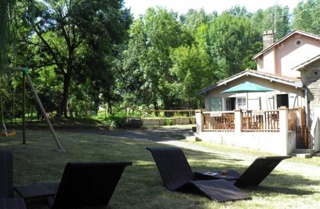 Charming Watermill Gîte: 6BR, Fireplace, Private Garden, Pond, Terrace, WiFi, Linens Included