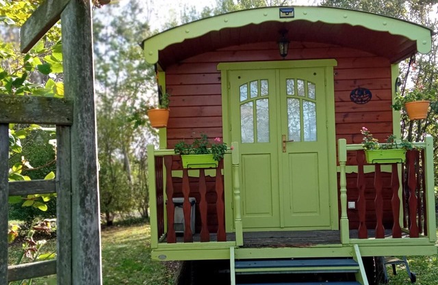 Charming Wooden Caravan in Bucolic Valley with Terrace & Family-Friendly Amenities