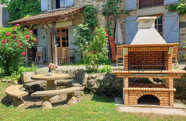 Charrette Fleurie group gîte (15 people) with large activity room