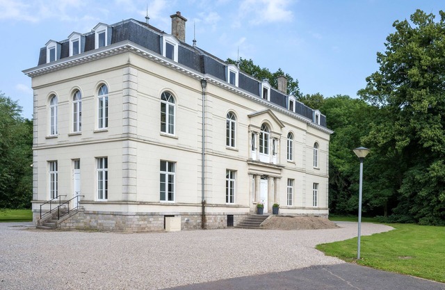 Chateau Dans Parc Arboré