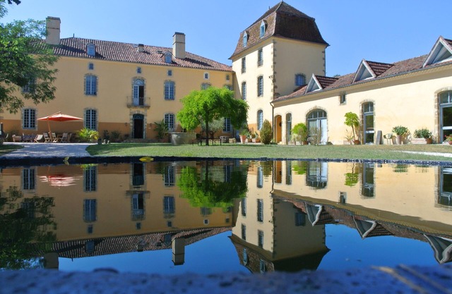 Château Lacoste, 200m from Lacoste lake and its sandy beach.