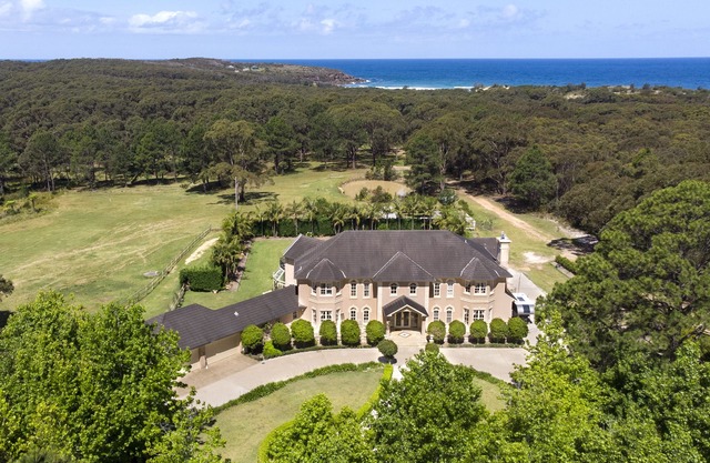 Chateau Morrow - luxurious accommodation with access to the beach