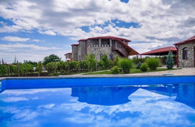 Chateau Tetri Bairagebi White Flags