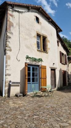 Chateau-une - a Beautiful historic medieval holiday rental.