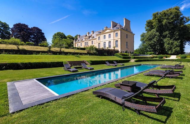 Château with Spa, Golf, Tennis, Basket, swimming pools, gardens.