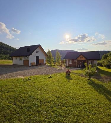 Chatki Niedźwiadka Beskid Niski-2 domki na odludziu bez sąsiadów z jacuzzi