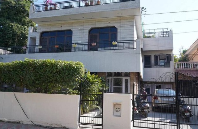 Cheerful 3- bedroom home with free parking