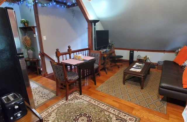Cheerful 1 Bedroom Loft with On-site Parking