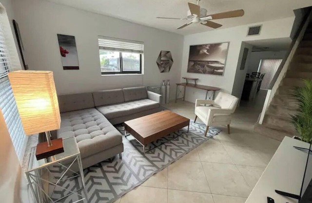 Cheerful 2 bedroom townhouse with pool
