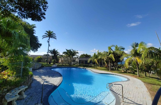Cheerful 2 bedroom cottage with a communal pool