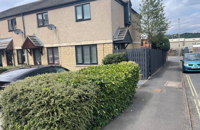 Cheerful 2-Bedroom Town House with Free Parking, Hot Tub & EV Charger