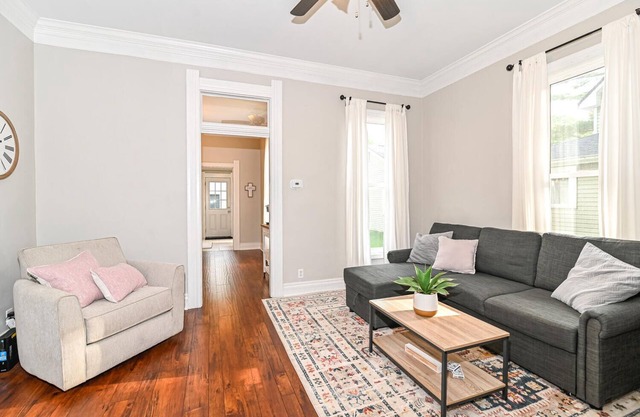 Cheerful 2-bedroom Cottage in Downtown Noblesville