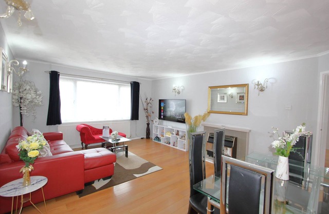 Cheerful 3 Bedroom 2 Bathroom Bungalow by CozyNest