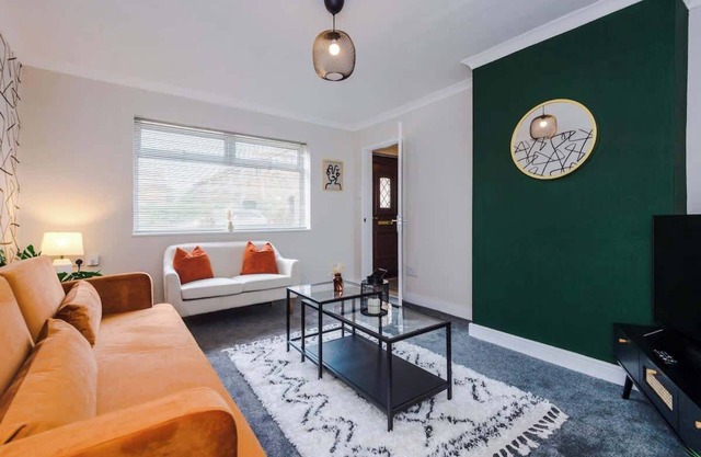 Cheerful 3 bedroom home with parking near Chester