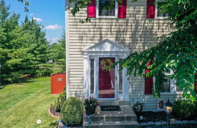 Cheerful 3-Bedroom Townhouse with Indoor Fireplace