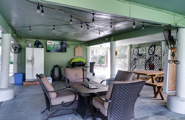 Cheerful 3BR/2BA Cottage on Golf Course! Amenity Cards! Pet Friendly!