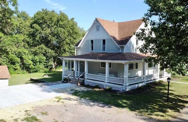 Cheerful 4 bedroom/2.5 bathroom home