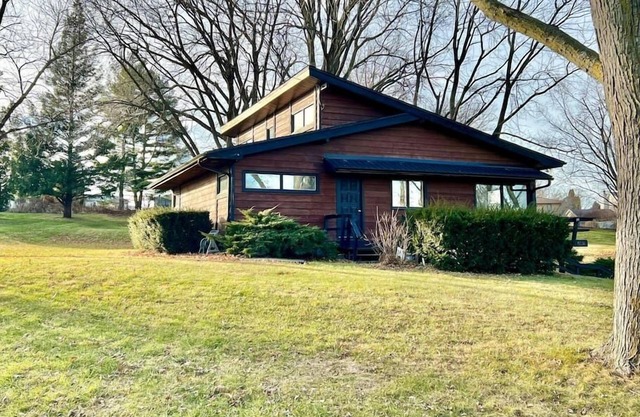 Cheerful 4 Bedroom home with a huge back yard