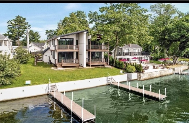 Cheerful 4 bedroom, lakefront vacation home. Sleeps 14