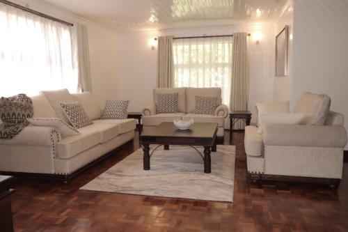 Cheerful 4-bedroom with pool