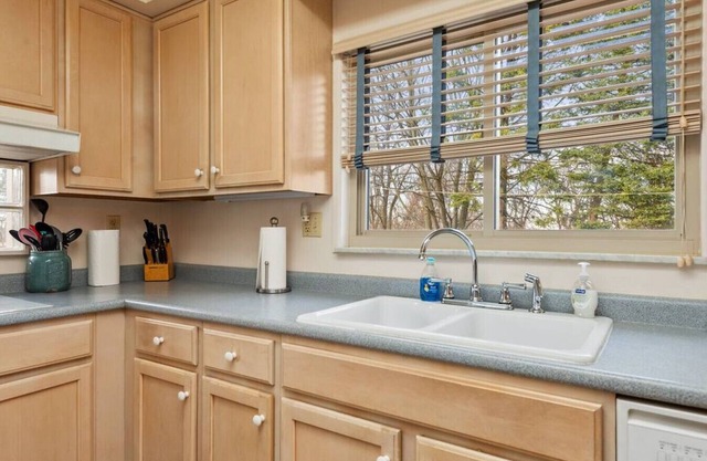 Cheerful 4BR Chalet with Seasonal Pool, Hot Tub