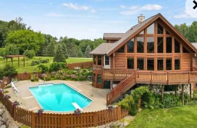 Cheerful 6 bedroom cabin with pool- vila Alexandra