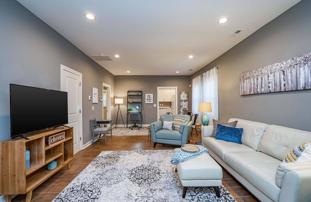 Cheerful Pet-Friendly Bungalow 1 Block from Downtown Laurens