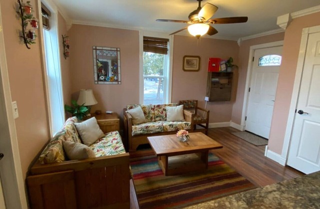 Cheerful Suite, Downtown Retreat