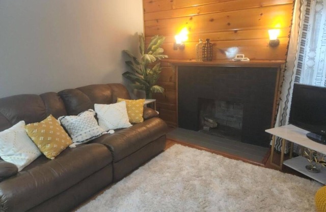 Cheerful two bedroom home with huge quiet backyard