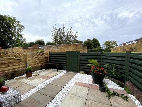 Chelsea House-Huku Kwetu Dunstable-3 Bedroom House-Garden-Free Wifi-Private parking-16km from London Luton airport-close to Woburn Abbey