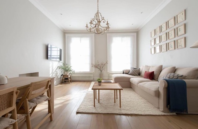 Chelsea Stunning two Bedroom Townhouse with Airconditioning